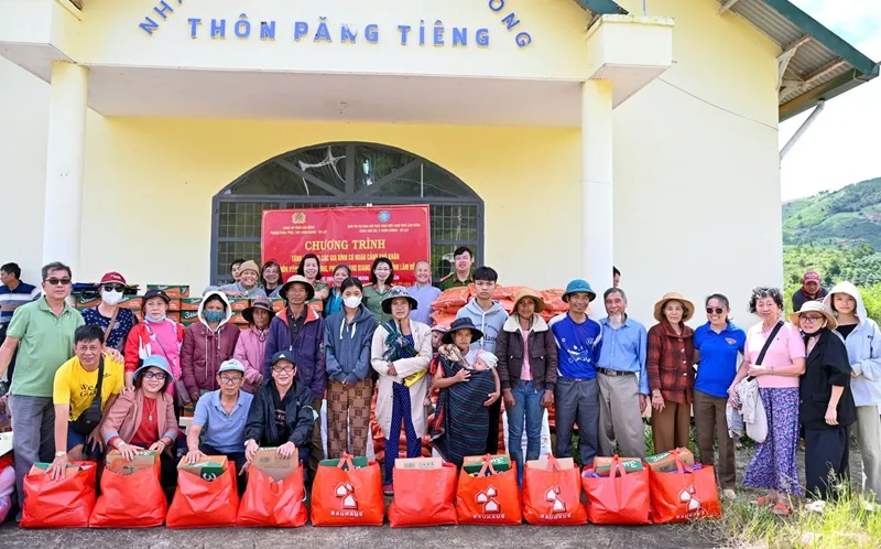 Tinh thần tương thân tương ái thể hiện rõ nét qua sự chung tay của xóm giềng trong tang lễ