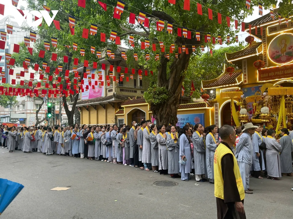 Văn hóa xếp hàng thể hiện nét đẹp văn minh và sự thành tâm tại các địa điểm tâm linh