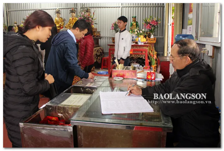 217730_2-4 Hãy đặt tiền công đức vào đúng nơi quy định thay vì rải lên ban thờ