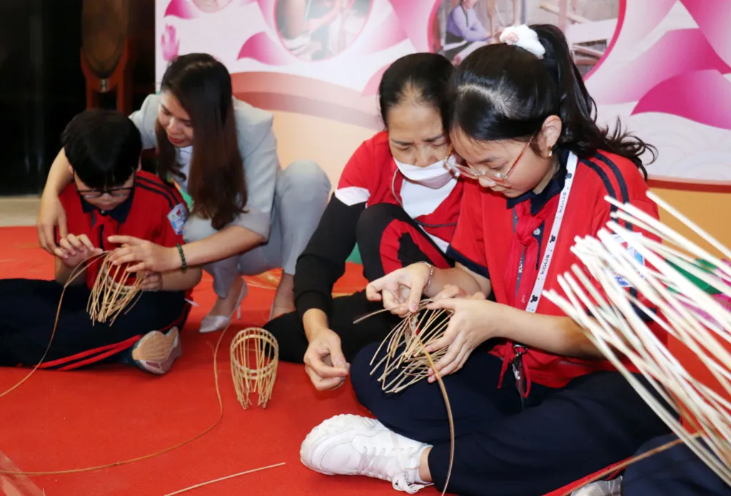 2237960_f_06092324 Nghệ nhân địa phương đóng vai trò quan trọng trong việc truyền lửa văn hóa cho thế hệ trẻ