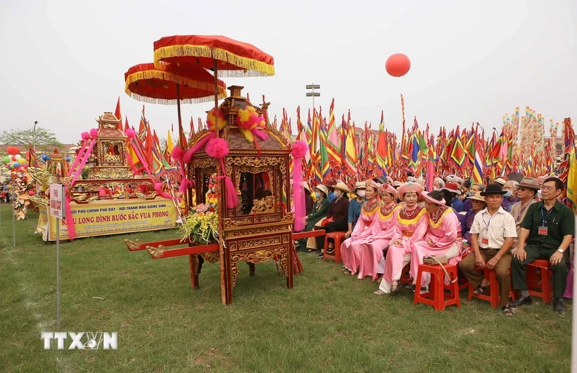 451305_065917de2b4e9958896098cd57f578c9 Nghi lễ rước kiệu trang trọng trong ngày chính hội Phủ Dầy