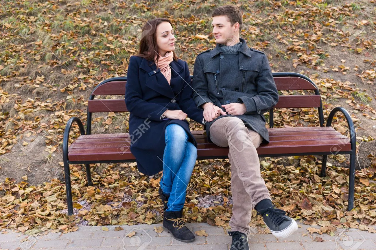 50583163-young-loving-couple-sitting-chatting-on-a-bench-outdoors-in-a-park-holding-hands-and-smiling-at-each Sự giao tiếp chân thành và thấu hiểu là nền tảng cốt lõi của mọi mối quan hệ bền vững