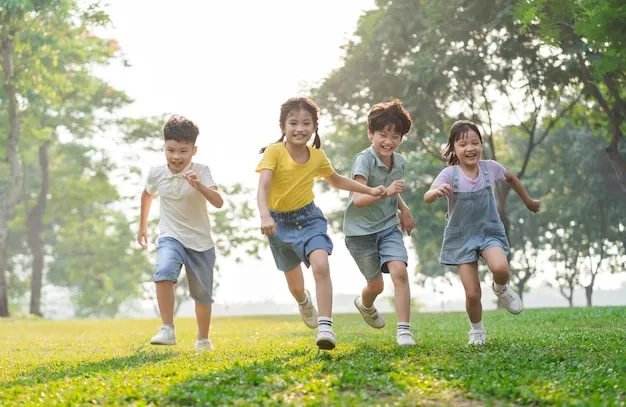 anh-nhom-tre-em-chau-a-vui-choi-trong-cong-vien_466494-5417 Sự đa dạng là một phần tất yếu của cuộc sống hiện đại và trẻ cần được học cách thích nghi