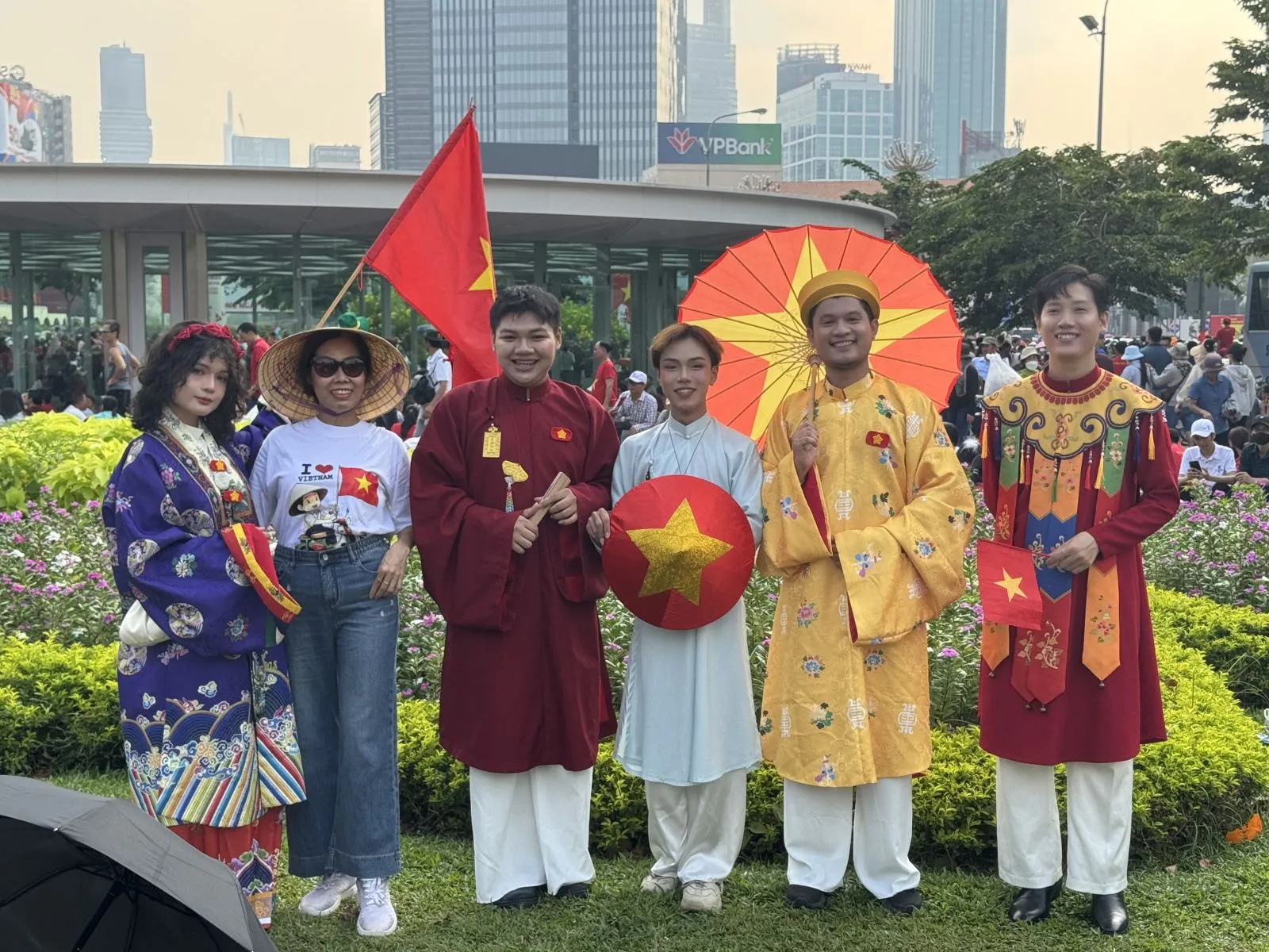 ao20dai2020201 Giới trẻ Việt Nam ngày càng hào hứng với việc tìm hiểu và trải nghiệm các giá trị văn hóa truyền thống