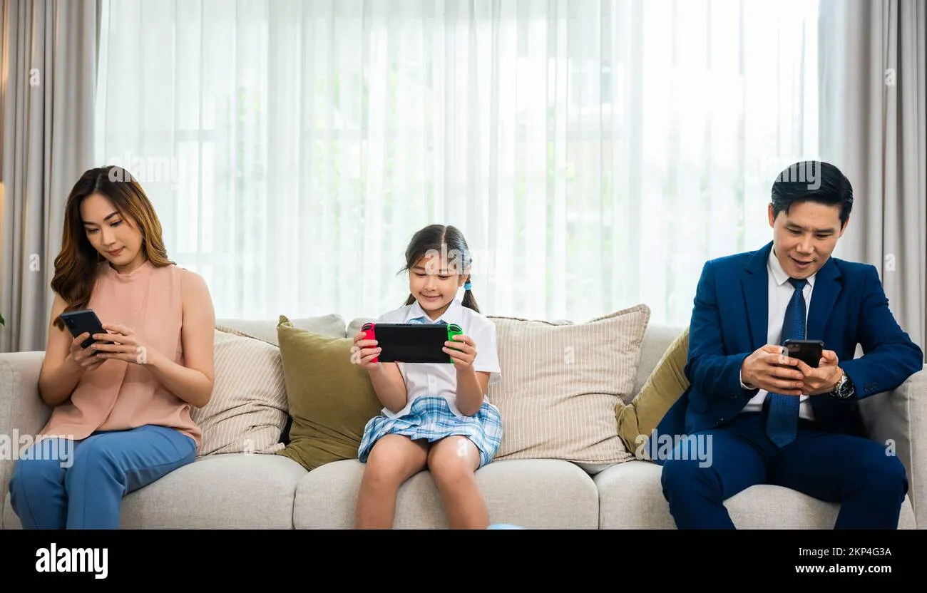 asian-parents-ignore-their-child-and-looking-at-their-mobile-phone-at-home-2kp4g3a Sự đồng hành và giáo dục của cha mẹ là yếu tố then chốt để xây dựng văn hóa số bền vững cho trẻ em