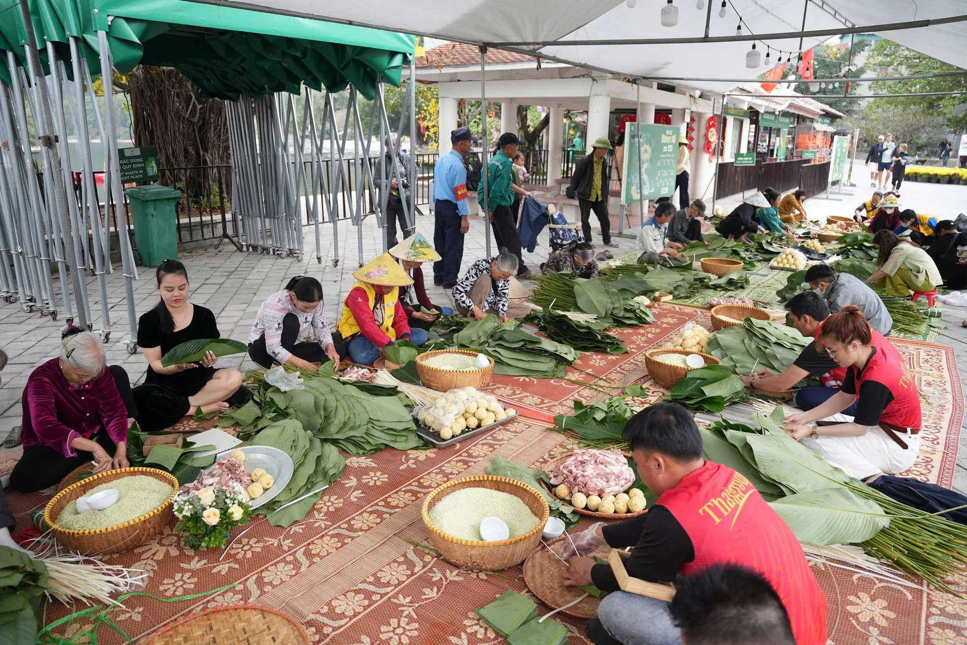 banh-chung-4jpg-1770516784715 Sự đoàn kết cộng đồng được thể hiện rõ nét qua các hoạt động chuẩn bị lễ hội