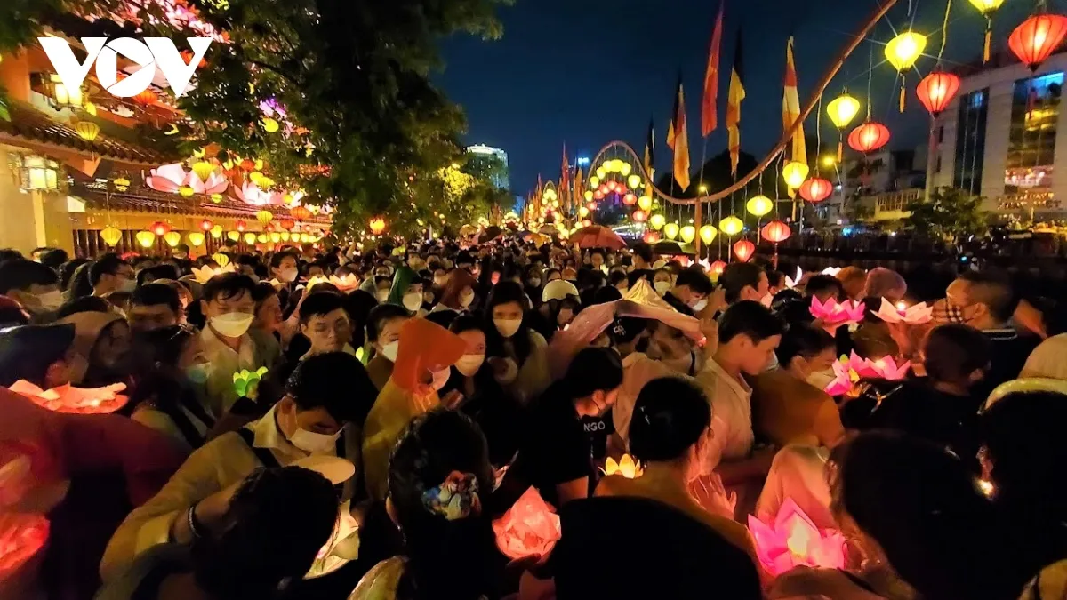 Không khí trang nghiêm và rực rỡ của Đại lễ Phật Đản tại một ngôi chùa Việt Nam