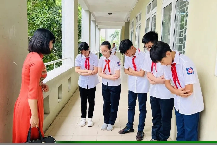 cach-ung-xu-cua-hoc-sinh-voi-thay-co-giao-2 Xây dựng văn hóa học đường là nền tảng cốt lõi của giáo dục hiện đại tại Việt Nam