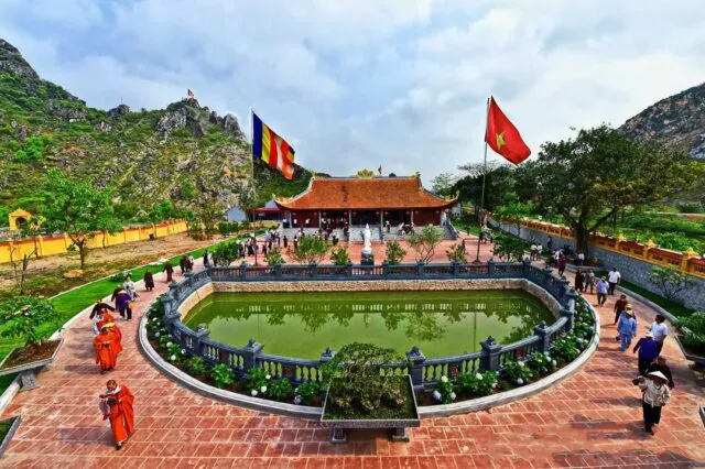 chua-han-son-thanh-hoa-5-640x426-1 Toàn cảnh vẻ đẹp u tịch và linh thiêng của Chùa cổ Hàn Sơn bên dòng sông Mã