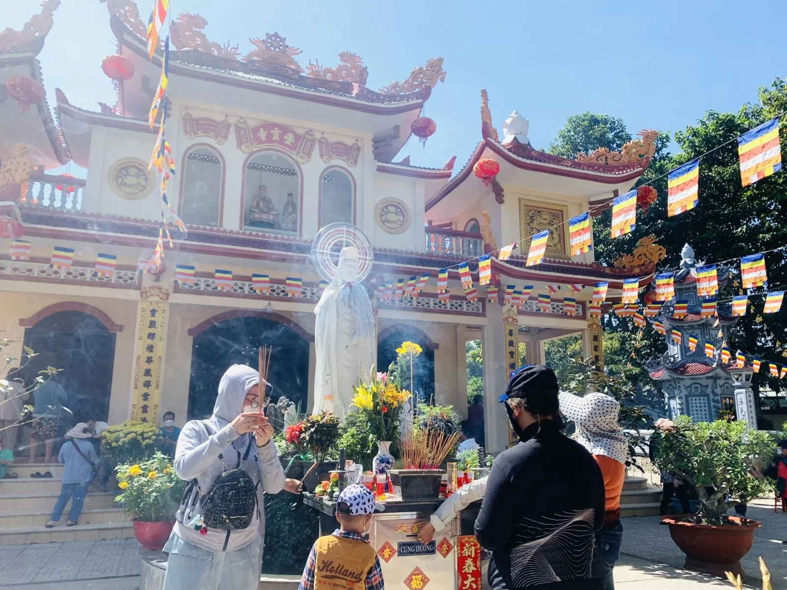 chuaramo03 Người dân Việt Nam đi lễ chùa ngày Rằm tháng Giêng để cầu mong một năm an lạc