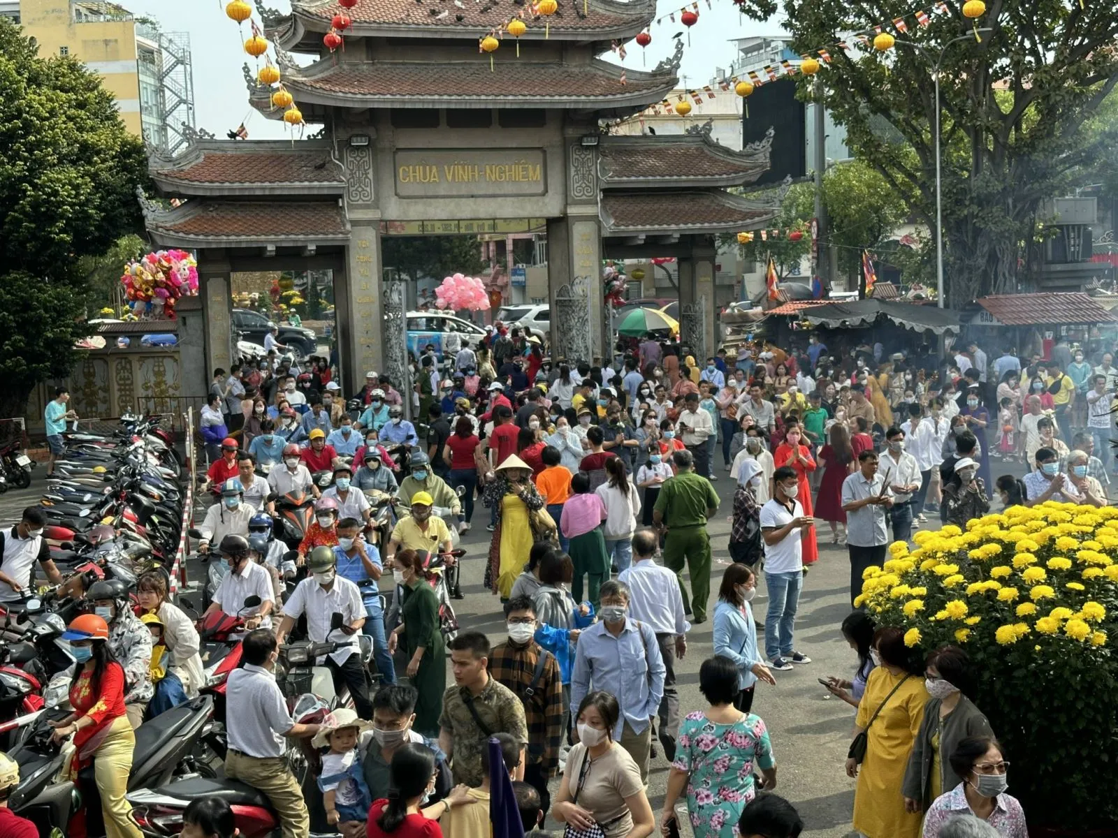 Nghi thức thắp hương cầu nguyện thể hiện niềm tin tâm linh sâu sắc của người Việt