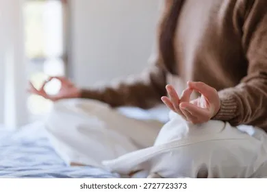 closeup-woman-meditating-practicing-yoga-260nw-2727723373-1 Sự cân bằng giữa công nghệ và tâm hồn là chìa khóa của hạnh phúc