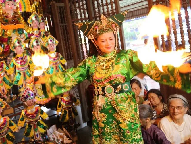 co-doi-thuong-ngan Nghi thức hầu đồng giá Cô Đôi Thượng Ngàn với trang phục xanh đặc trưng