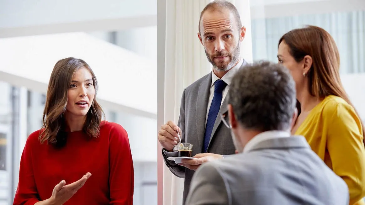 communication-feedback-coworkers-talking Kỹ năng góp ý khéo léo là yếu tố then chốt để duy trì môi trường làm việc chuyên nghiệp