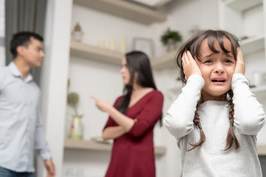 crying-little-girl-1595757693500139528715-1664125558015628461364 Phản ứng tiêu cực của cha mẹ khiến trẻ nảy sinh tâm lý sợ hãi và khép kín