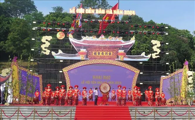 den1-20824 Lễ hội đền Bảo Hà thu hút đông đảo du khách thập phương về tham dự