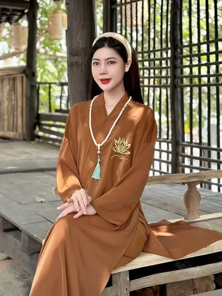 di-chua-mac-gi-3_8913187dff1a43319c9db9a4bf24a007_grande Trang phục kín đáo nhã nhặn thể hiện lòng thành kính đối với chư Phật