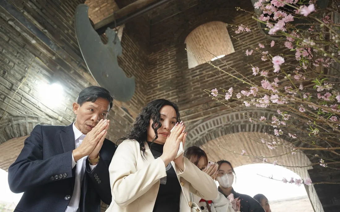 Nghi lễ thắp hương  một nét đẹp văn hóa tâm linh không thể thiếu trong đời sống người Việt