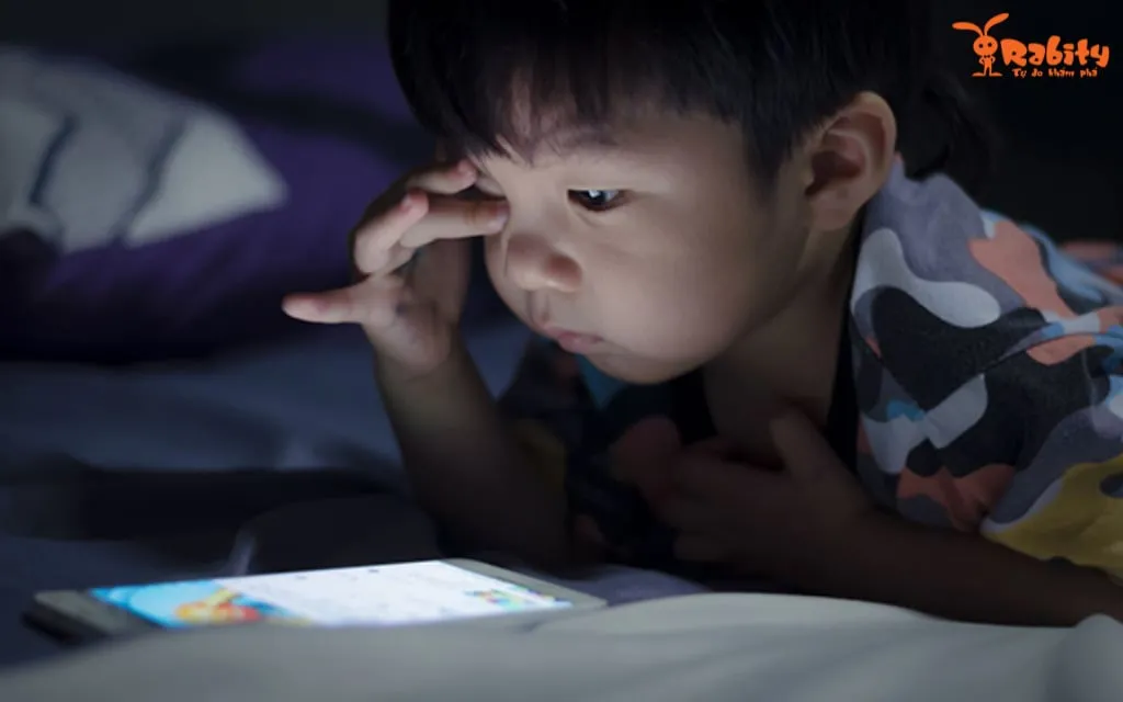 Những tác động tâm lý tiêu cực từ môi trường mạng có thể ảnh hưởng sâu sắc đến sự phát triển của trẻ