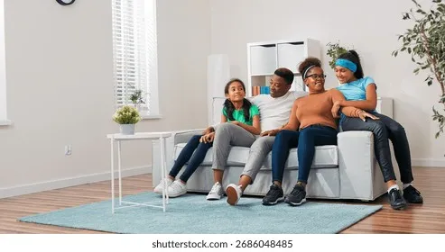 family-four-spends-quiet-afternoon-260nw-2686048485 Giao tiếp cởi mở giúp xóa tan mọi khoảng cách và xây dựng niềm tin