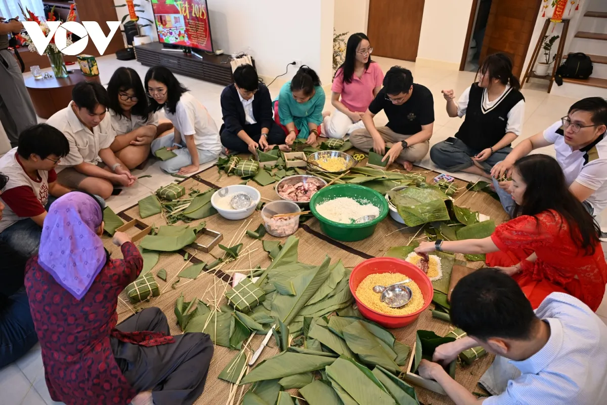 goi-banh-11 Phong tục gói bánh chưng ngày Tết là dịp để các thành viên trong gia đình và cộng đồng gắn kết