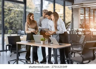 group-business-people-standing-together-260nw-2751121549 Giữ bình tĩnh là chìa khóa để làm chủ mọi cuộc hội thoại quan trọng