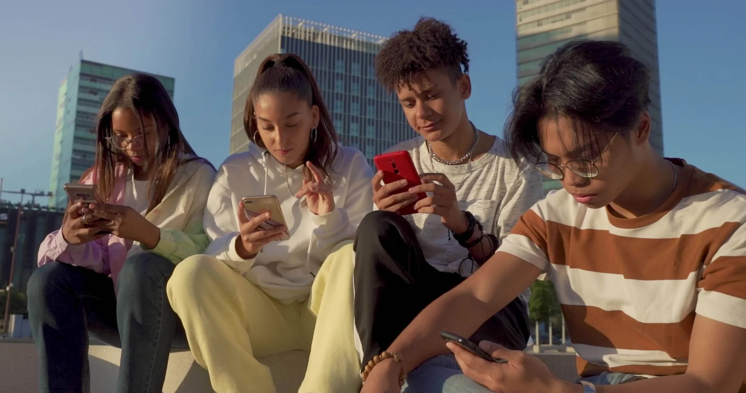 group-of-happy-teenage-friends-looking-their-phones-without-talking-ignoring-each-other-video-scaled-1 Kết nối thực tế là chìa khóa để vượt qua những áp lực từ thế giới ảo