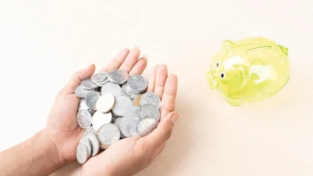 hands-holding-coins-with-transparent-piggy-bank_175634-7796 Sự minh bạch tài chính tạo dựng nền tảng niềm tin vững chắc trong hôn nhân