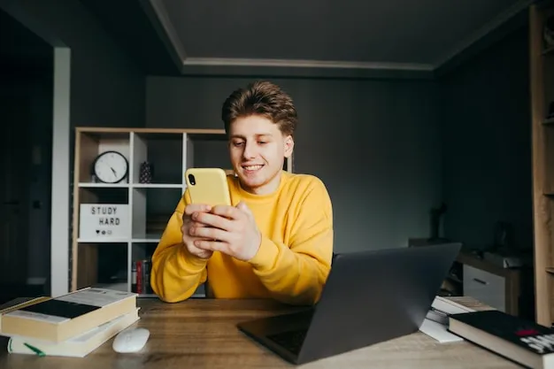 happy-young-man-studying-home-table-with-books-laptop-uses-smartphone-with-smile-his-face-smiling-student-writes-message-smartphone-distance-learning_245974-7826 Cân bằng giữa việc học và sử dụng mạng xã hội là yếu tố then chốt cho sự phát triển của học sinh
