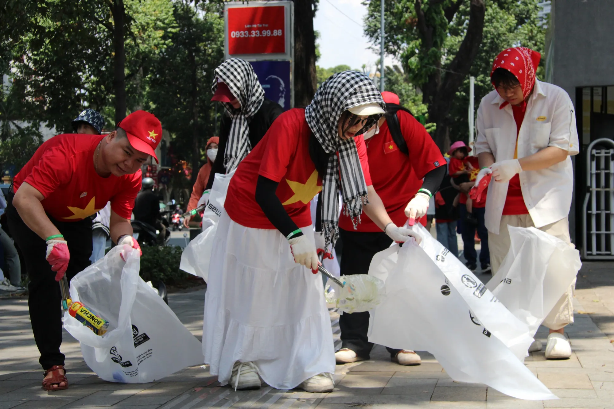 img-7297-1745727843370482704395 Hành động đẹp của giới trẻ trong việc giữ gìn vệ sinh môi trường lễ hội