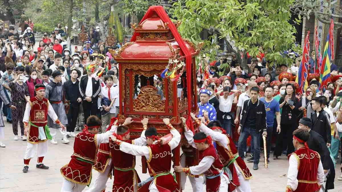 Lễ hội truyền thống là nét đẹp văn hóa cần được gìn giữ và phát huy trong xã hội hiện đại