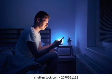 lonely-man-sitting-on-bed-260nw-2099581111 Mạng xã hội có thể là tác nhân gây ra các vấn đề nghiêm trọng về sức khỏe tâm thần