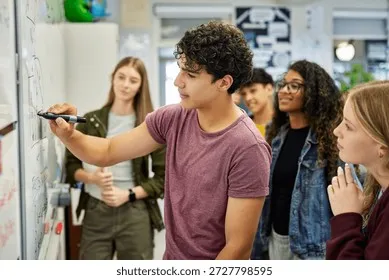 male-student-writing-on-whiteboard-260nw-2727798595 Làm việc nhóm và giải quyết vấn đề là những kỹ năng cốt lõi giúp bứt phá sự nghiệp