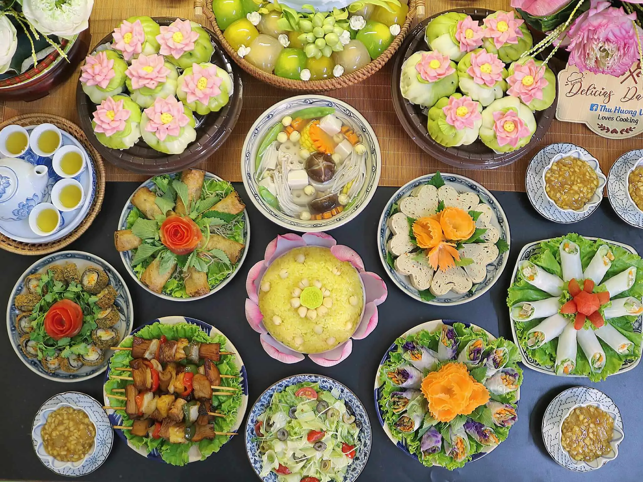 Mâm cỗ chay dâng Phật thể hiện lòng thành kính và sự thanh tịnh của gia chủ