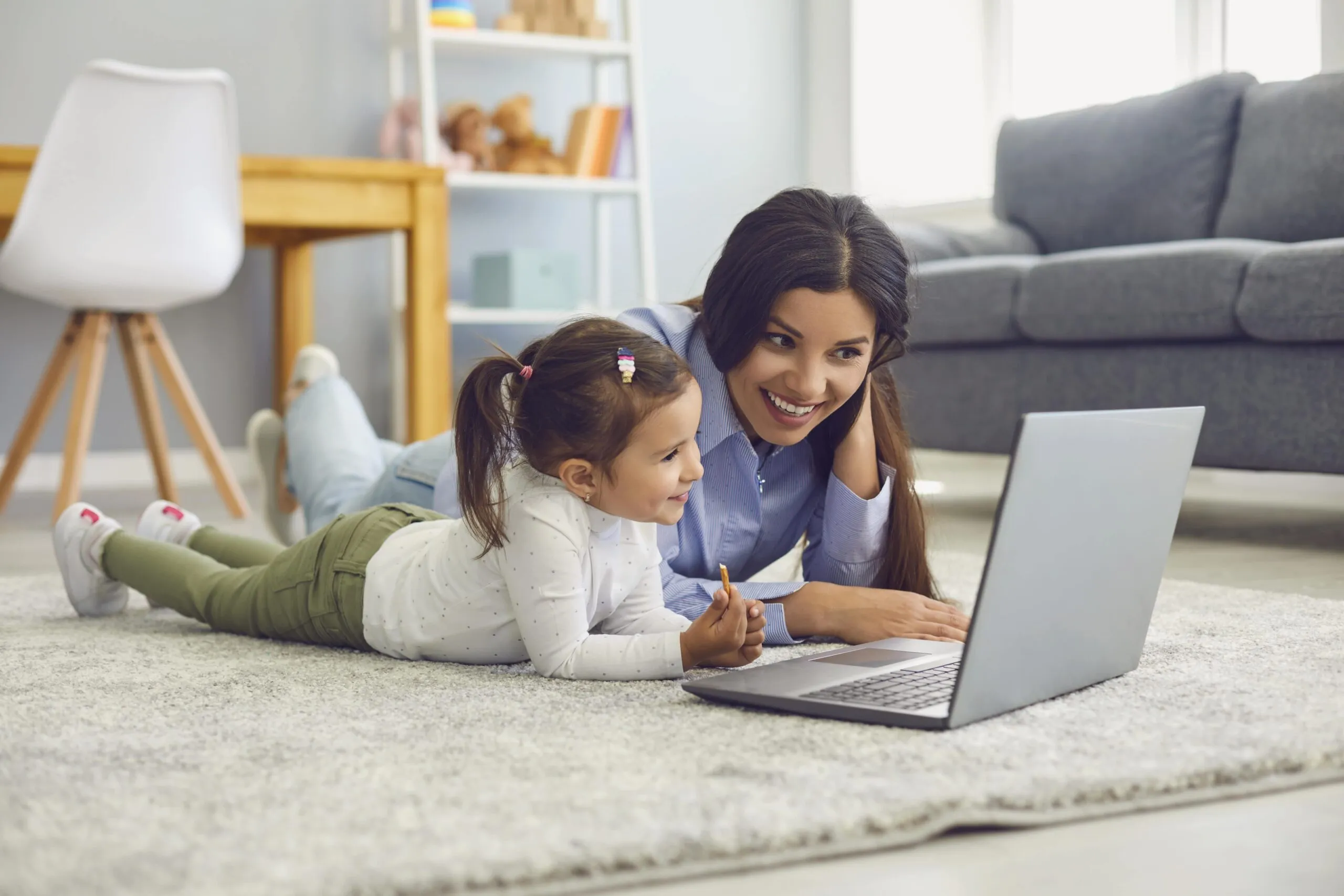mother-and-child-looking-at-laptop-together-min-scaled-1 Giám sát và hướng dẫn con sử dụng internet an toàn là một phần quan trọng của giáo dục bảo vệ bản thân
