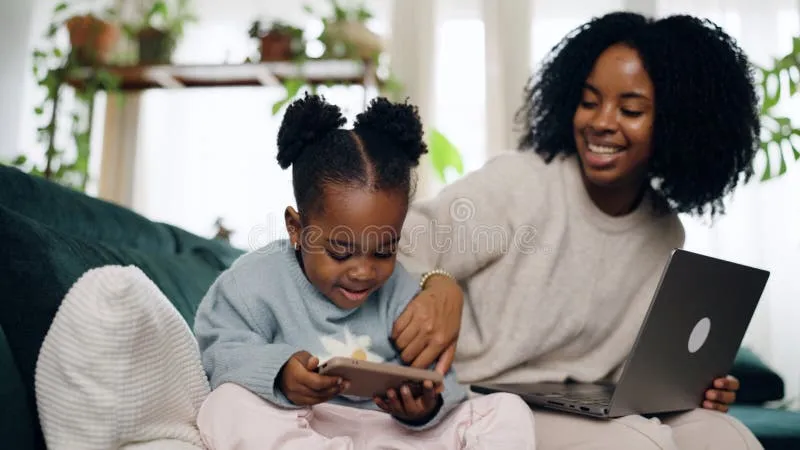 mother-daughter-using-digital-devices-together-relaxing-home-couch-child-smartphone-smiling-parent-holding-laptop-443996733 Giáo dục con cái trong thời đại số đòi hỏi sự thấu hiểu và phương pháp tiếp cận mới từ phụ huynh