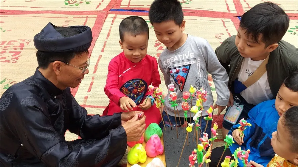 nan-to-he-1700453190 Hoạt động nặn tò he giúp học sinh phát triển sự khéo léo và tư duy sáng tạo