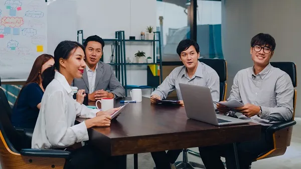 nguyen-tac-khi-giao-tiep-voi-dong-nghiep-careerbuilder Kỹ năng giao tiếp là chìa khóa giúp người mới đi làm nhanh chóng hòa nhập và thành công