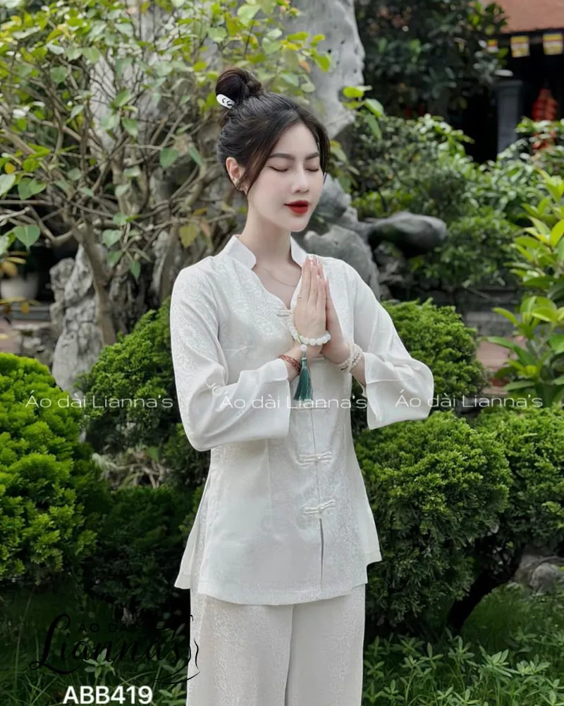 Thái độ khiêm cung và trang phục lịch sự thể hiện sự tôn trọng không gian tâm linh