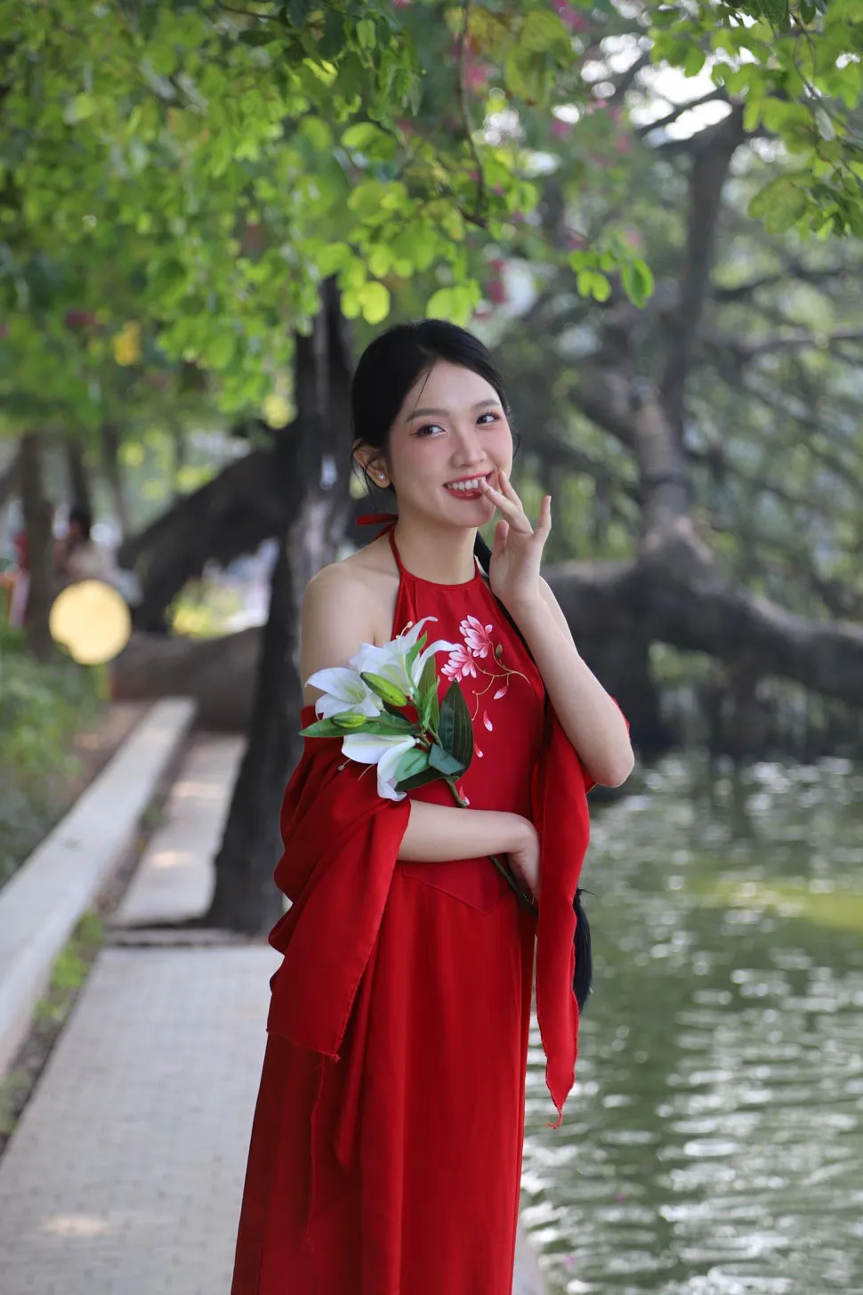 Áo dài cách tân là biểu tượng của việc giữ gìn bản sắc trong nhịp sống hiện đại