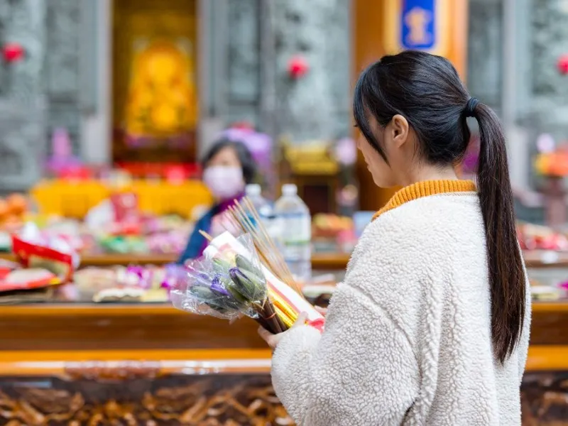 phu-nu-den-thang-hoan-toan-co-the-thap-huong-neu-dang-khoe-manh-chinh-te Lòng thành kính là yếu tố quan trọng nhất trong nghi thức thờ cúng hàng tháng
