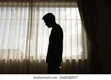 sad-man-dark-room-full-260nw-2668180037 Nhận biết sớm các dấu hiệu trầm cảm ở thanh thiếu niên là chìa khóa để bảo vệ sức khỏe tâm thần của trẻ