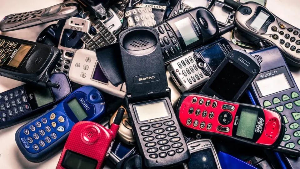 smartphone-cu-1118 Mạng xã hội vô tình tạo ra những tiêu chuẩn ảo khiến người trẻ tự ti về bản thân