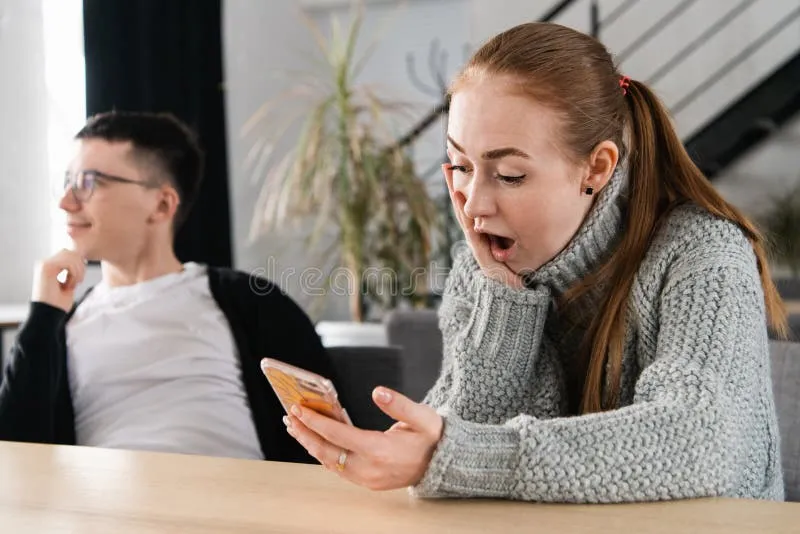 sms-closeup-portrait-funny-shocked-anxious-scared-young-girl-looking-phone-seeing-bad-news-photos-message-disgusting-137235302 Hội chứng sợ bỏ lỡ FOMO ở giới trẻ là gì đang trở thành vấn đề tâm lý phổ biến trong thời đại số