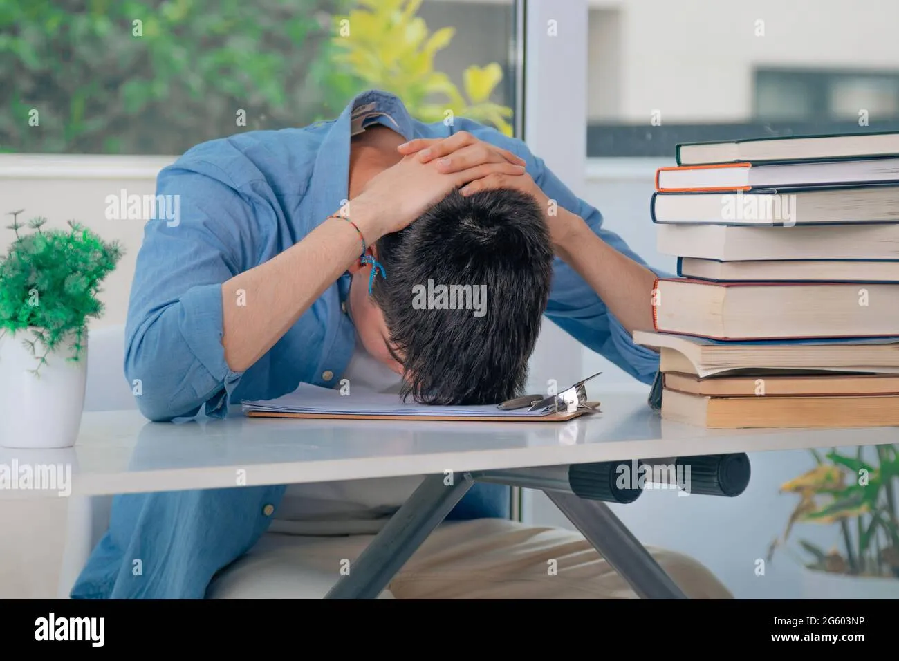 student-at-desk-with-stressed-or-overwhelmed-books-2g603np Tình trạng stress ở học sinh đang ngày càng gia tăng do áp lực học tập và kỳ vọng xã hội