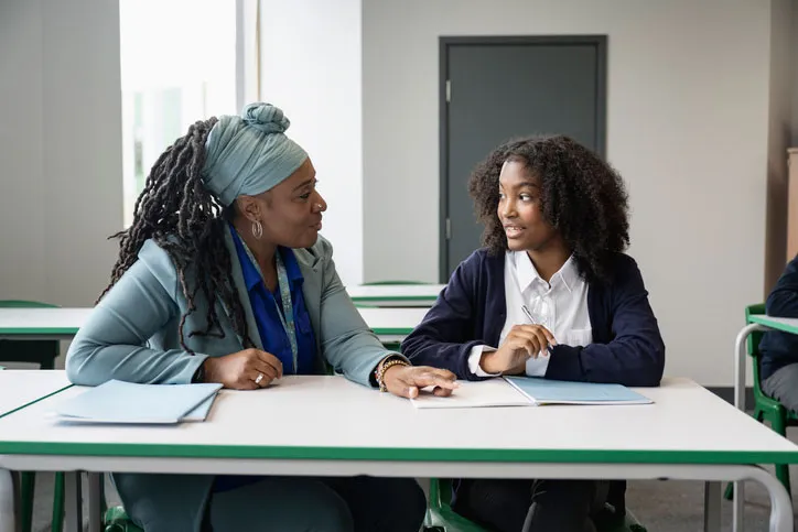 student-talking-counselor Các buổi tham vấn tâm lý giúp học sinh giải tỏa áp lực và ngăn ngừa hành vi bạo lực