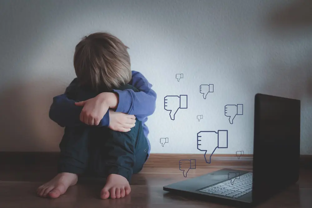 teen-depressed-from-cyberbully Hậu quả tâm lý của việc bị tẩy chay diện rộng có thể kéo dài và gây tổn thương sâu sắc