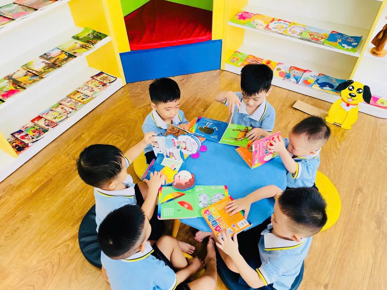 thkn-lat-mo-tung-trang-sach-ritz8 Sách mở ra chân trời tri thức và nuôi dưỡng tâm hồn cho thế hệ trẻ