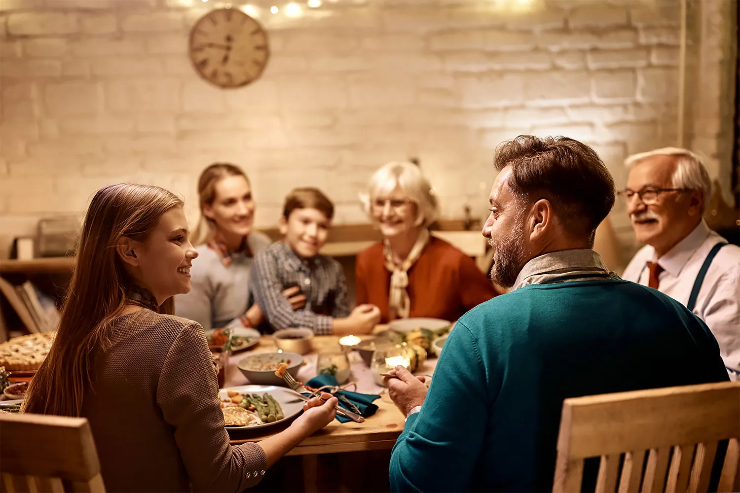 thum_family_meal_joy4 Ông bà đóng vai trò cầu nối giúp xóa nhòa khoảng cách và gắn kết các thành viên trong gia đình