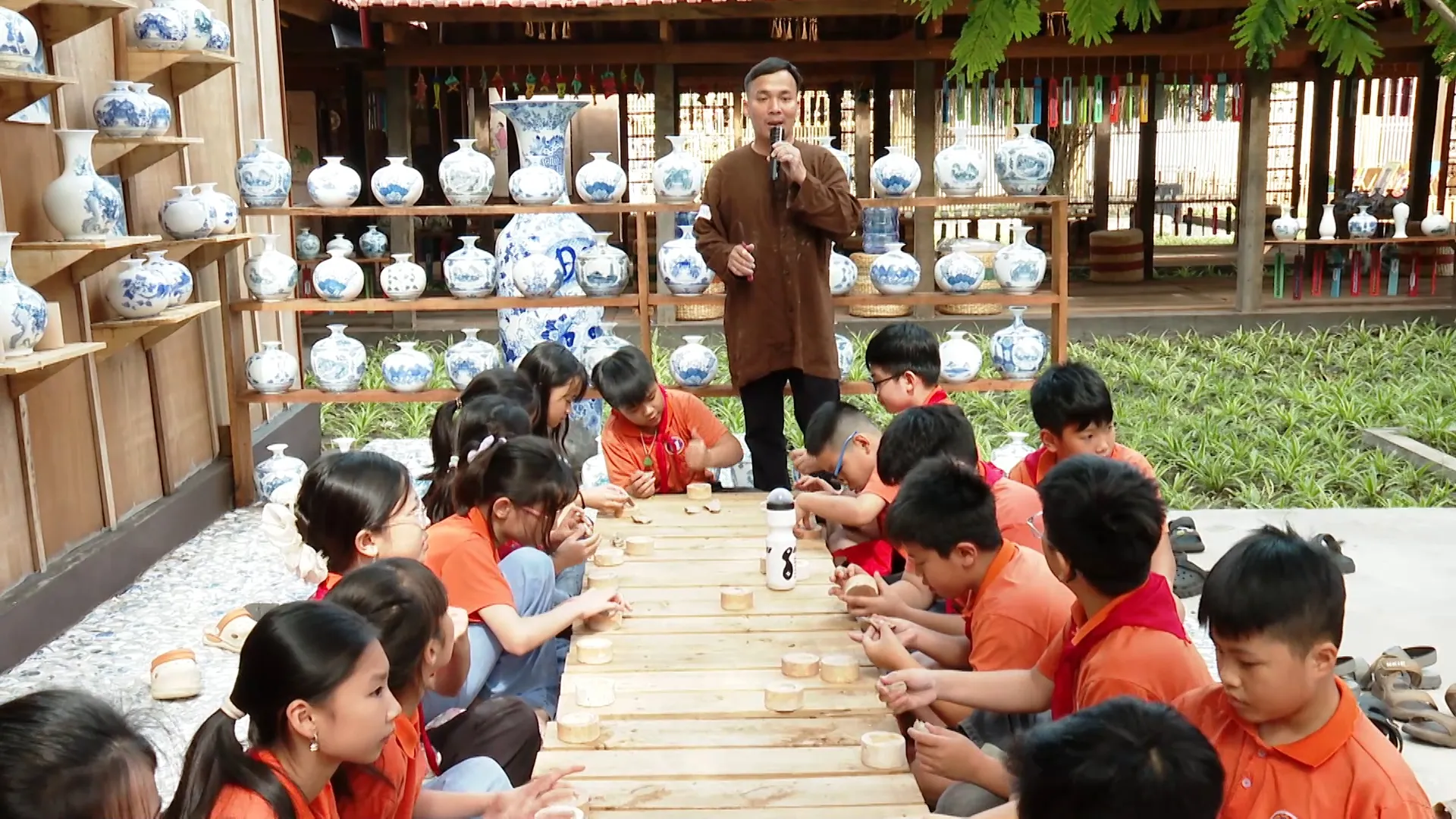 trai_nghiem_nghe_truyen_thong_tam_00_00_45_10_still001_14155313052025 Hoạt động trải nghiệm thực tế giúp học sinh kết nối sâu sắc hơn với di sản văn hóa